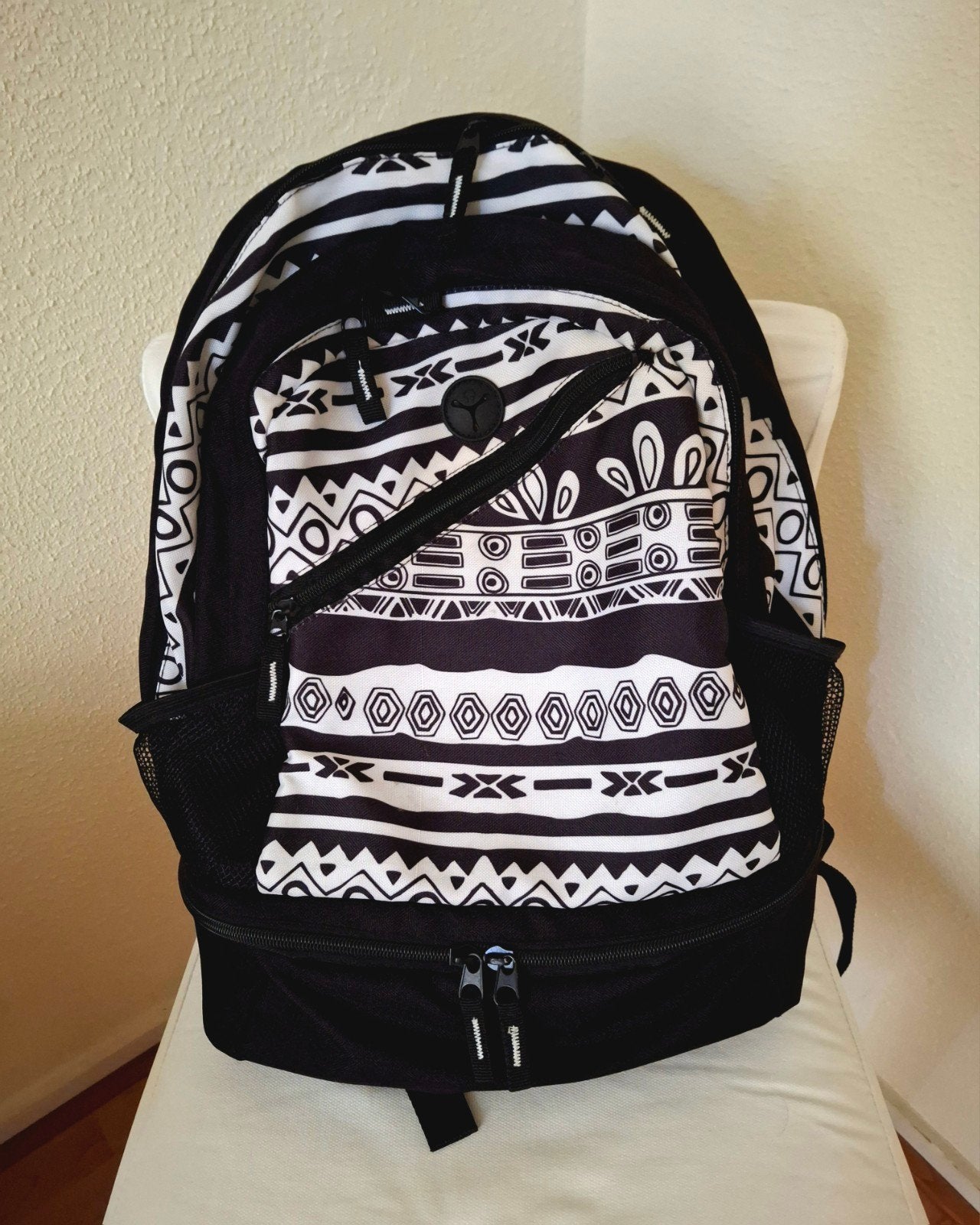 Zwart-witte rugzak met patroon en regenhoes, Gebruikt, 25 tot 40 cm, Waterdicht, Ophalen