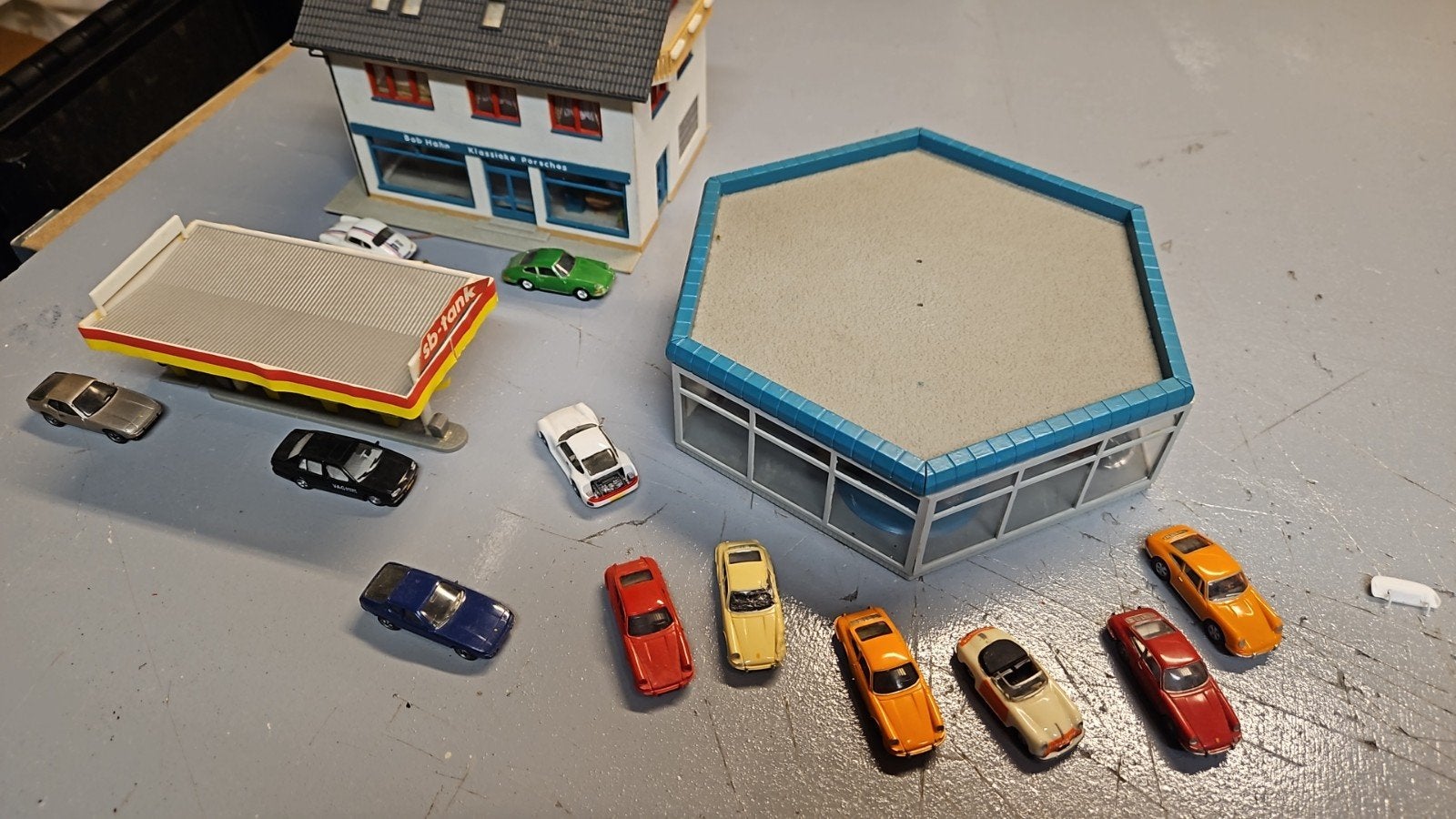 Modelbouw set: Garage, tankstation en diverse auto's, Hobby en Vrije tijd, Ophalen of Verzenden, Gebruikt, Overige typen