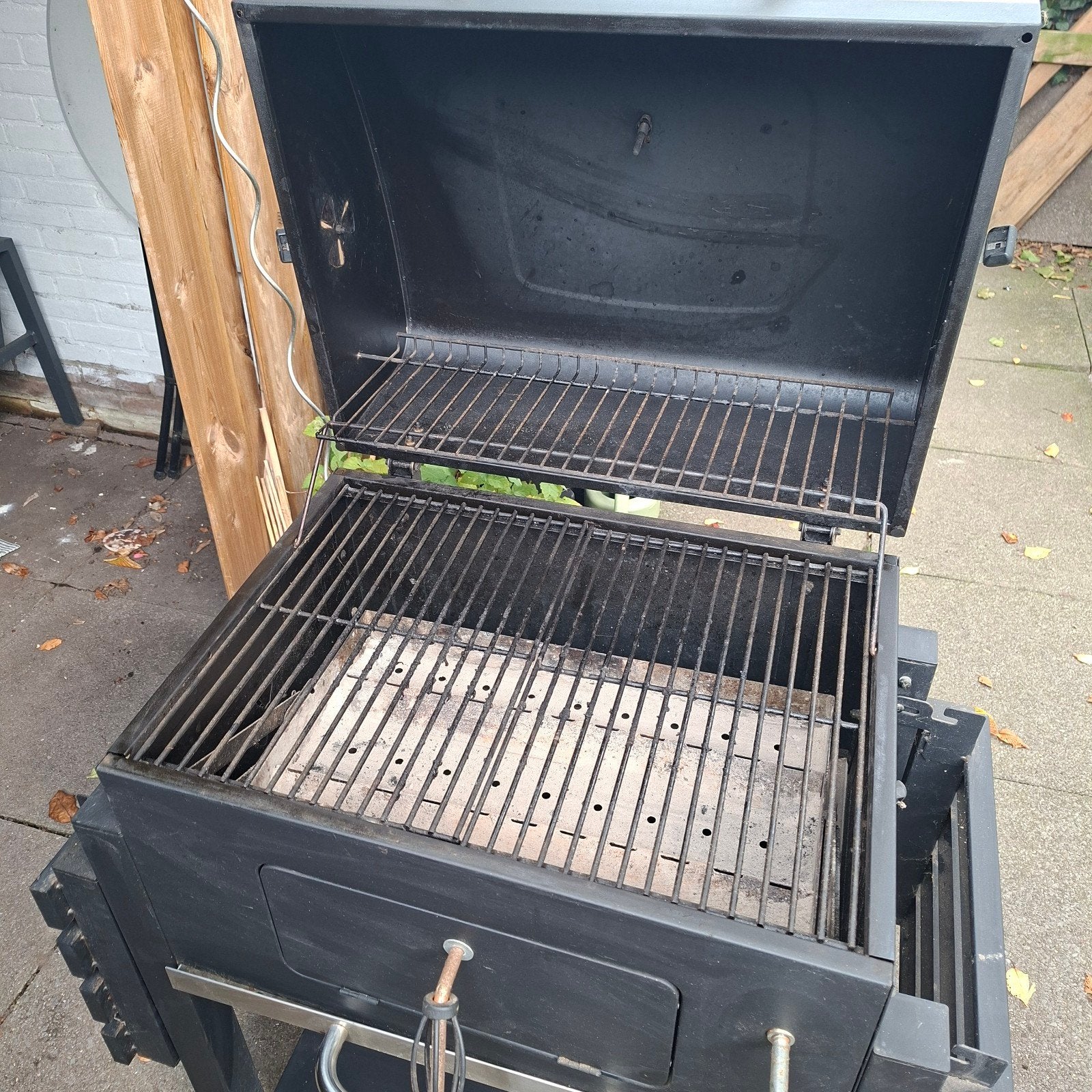 Foto 5 van BBQ Park Houtskoolbarbecue met zijtafels