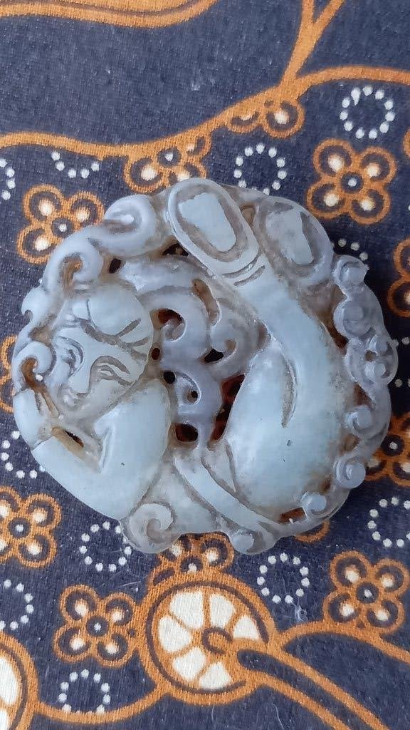 Mooi antiek Chinees amulet van gesneden jade 5,2 cm., Ophalen of Verzenden