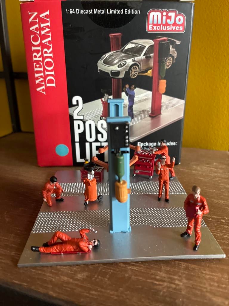 1/64 Garage Diorama met Personeel - American Diorama, Ophalen of Verzenden, Zo goed als nieuw, 1:50 of kleiner