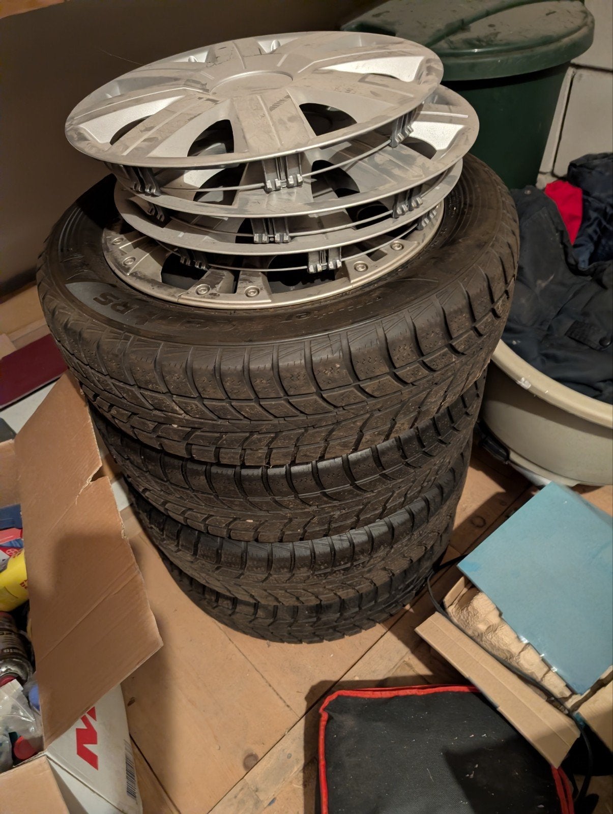 Winterbanden hankook ceptors 175/65R15 met wieldoppen, Gebruikt, 15 inch, 175 mm, Banden en Velgen