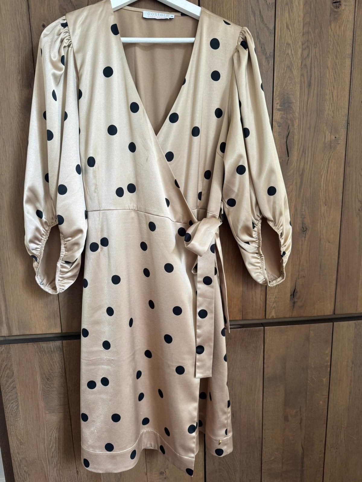 Coster Copenhagen polkadot wikkeljurk maat 40 glanzende stof, Kleding | Dames, Jurken, Maat 38/40 (M), Overige kleuren, Ophalen of Verzenden