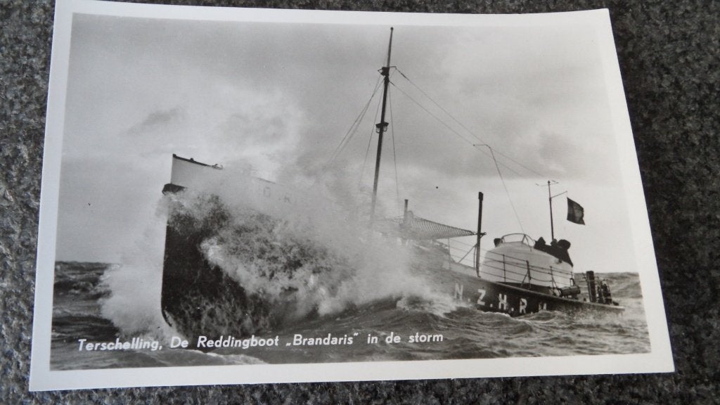Terschelling Reddingsboot Brandaris in de storm ansichtkaart, Verzamelen, Verzenden, 1940 tot 1960, Ongelopen, Waddeneilanden