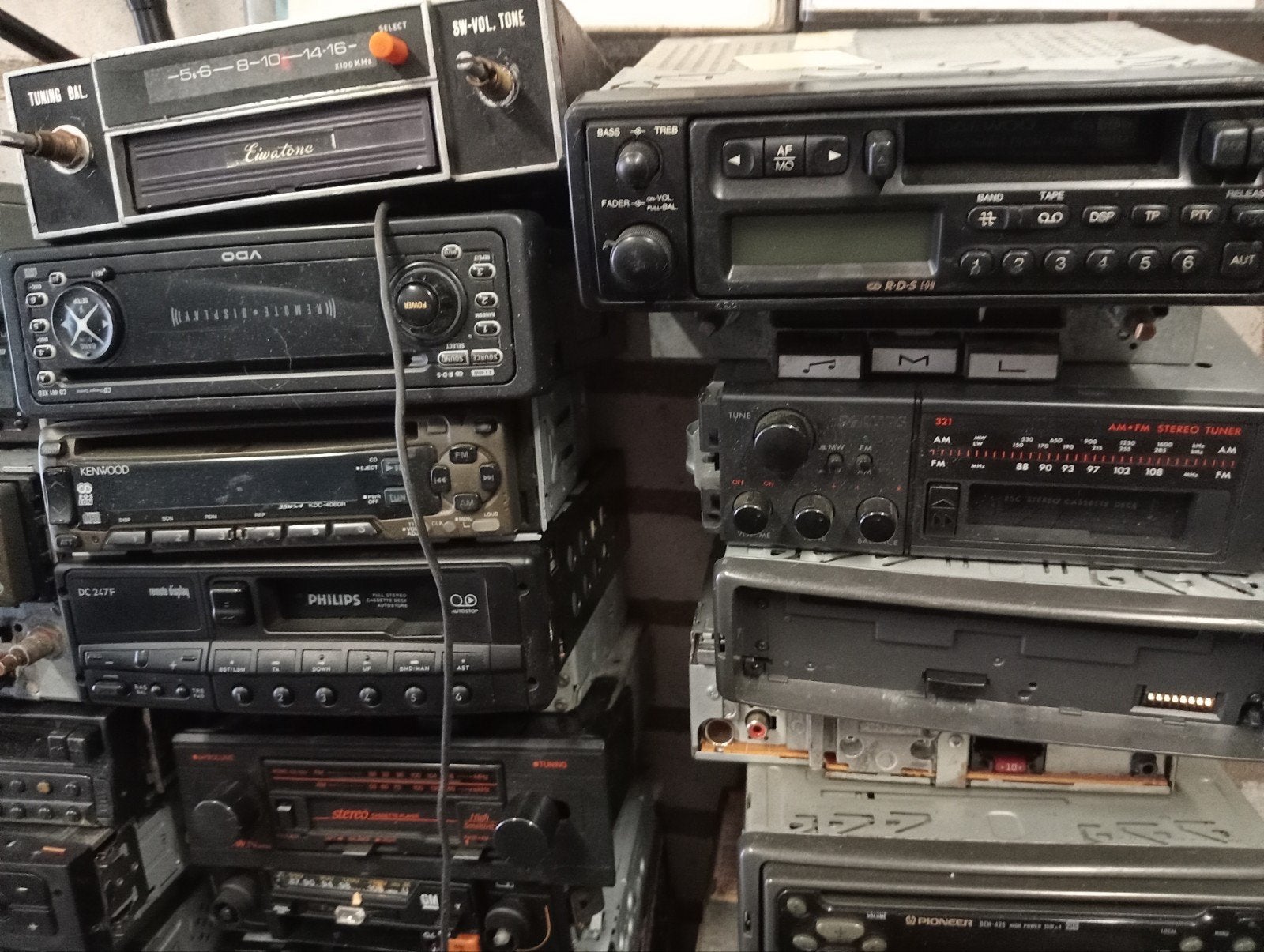 Partij Autoradio's 100 plus Radio's, Ophalen