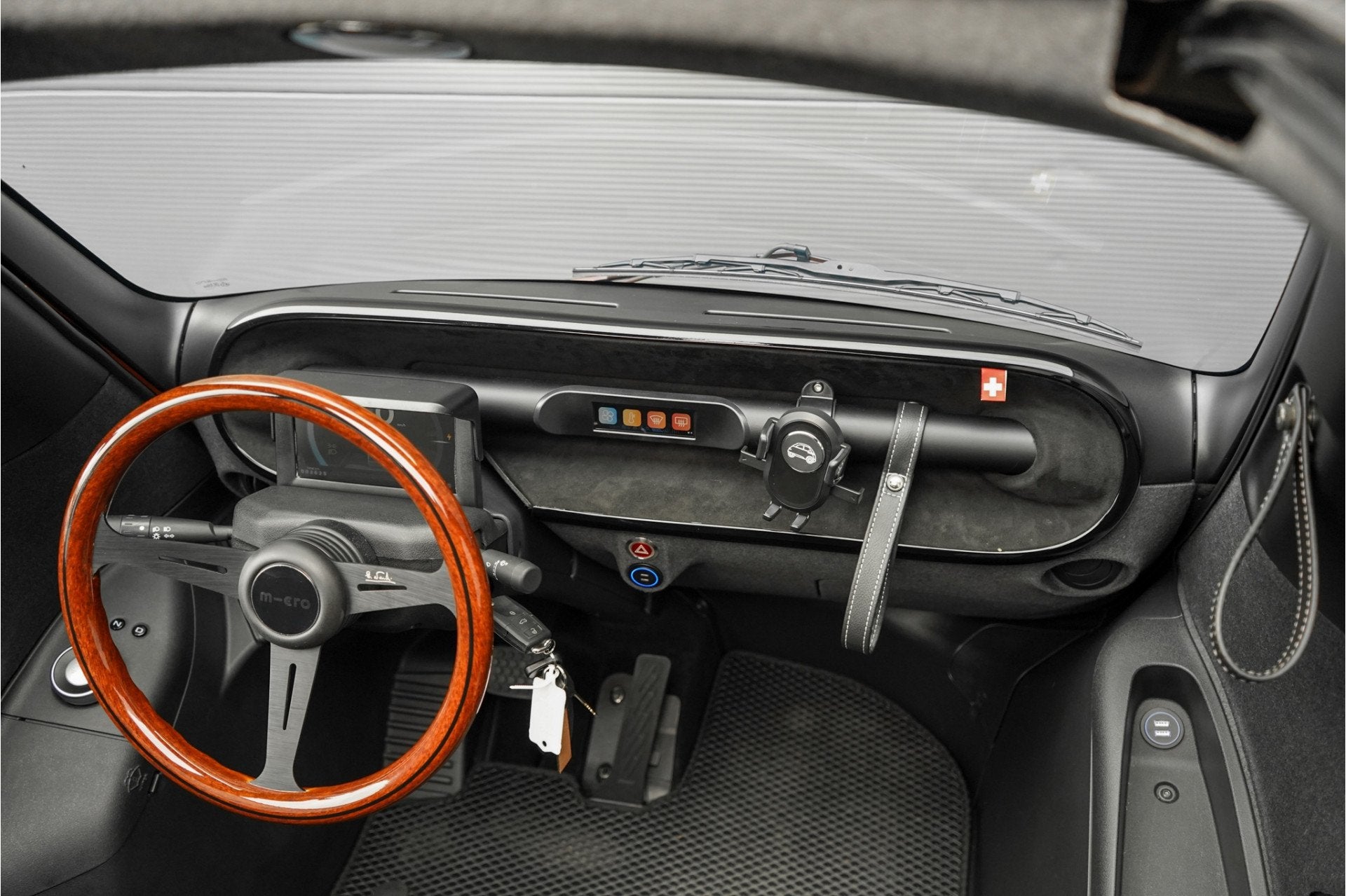 MICRO Microlino Dolce 15 kWh Schuifdak 230KM Actieradius Mic, Auto's, 12 maanden, Achterwielaandrijving, Gebruikt, Zwart