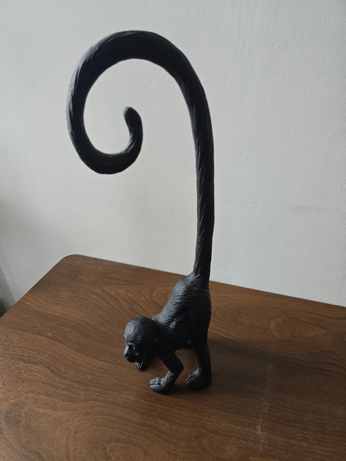Zwarte aap decoratie met lange staart, 45 cm hoog, Overige materialen, Ophalen of Verzenden, Modern, Gebruikt