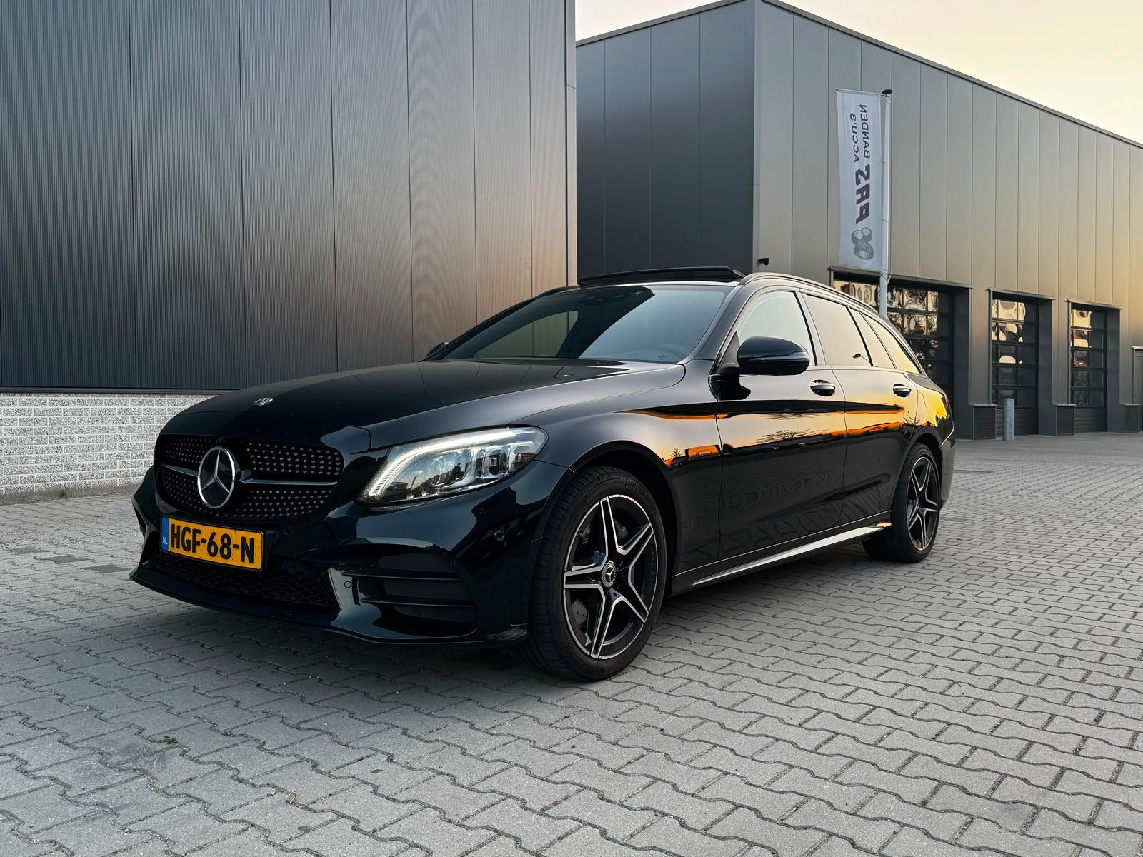 Mercedes C300e AMG | Pano | Camera | Burmester | ACC, Auto's, Mercedes-Benz, Achterwielaandrijving, 1800 kg, Adaptive Cruise Control