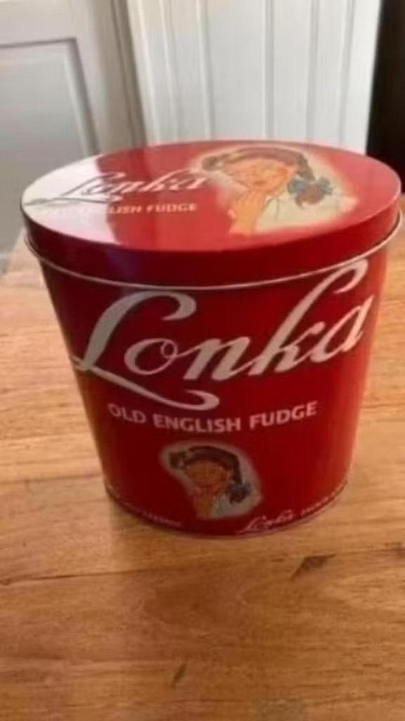 Rood ovaal Blik lonka - old english fudge, Verzamelen, Blikken, Ophalen of Verzenden, Overige