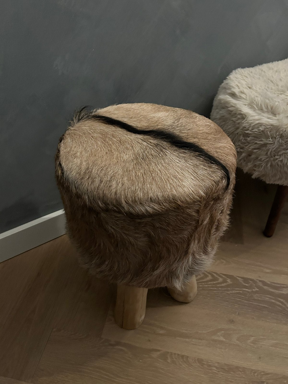Unieke kruk met geiten huid - 49 cm hoog, Ophalen, Zo goed als nieuw, Hout