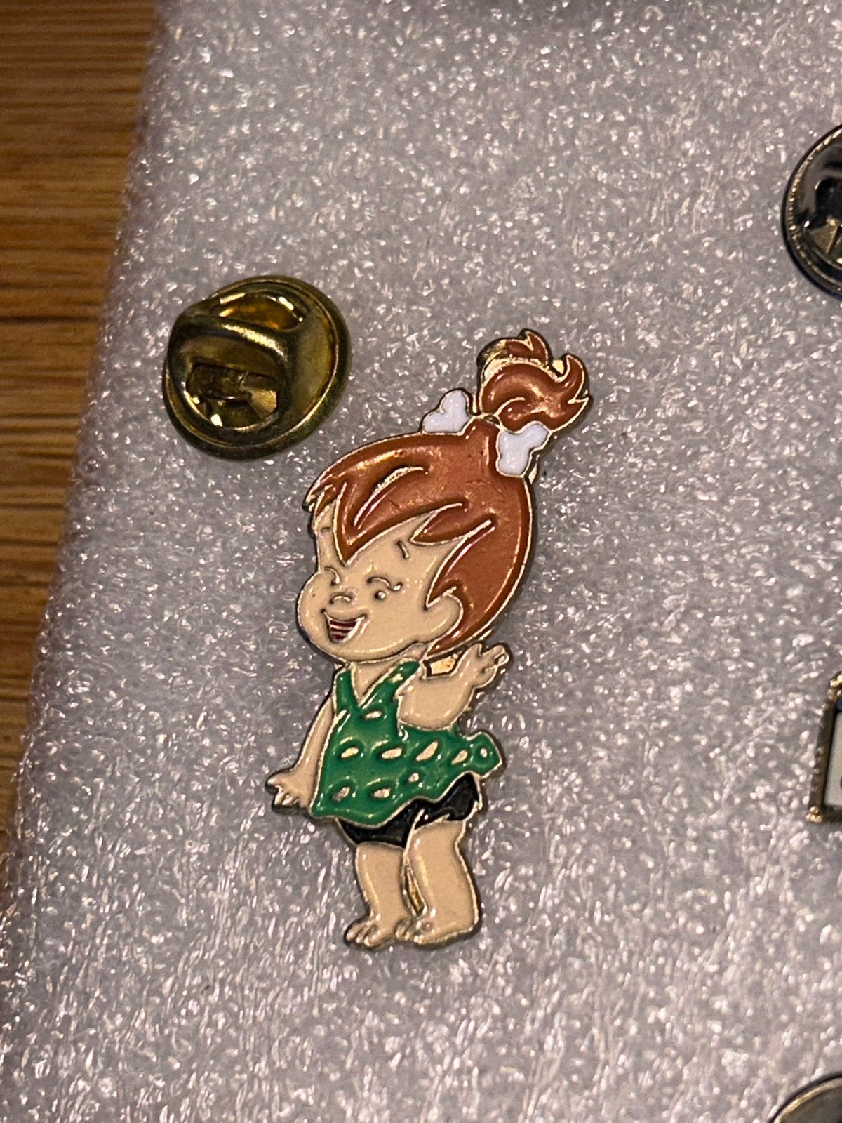 Pebbles Flintstone Pin - Vintage Cartoon Speldje, Verzamelen, Ophalen of Verzenden, Zo goed als nieuw, Figuurtje, Speldje of Pin