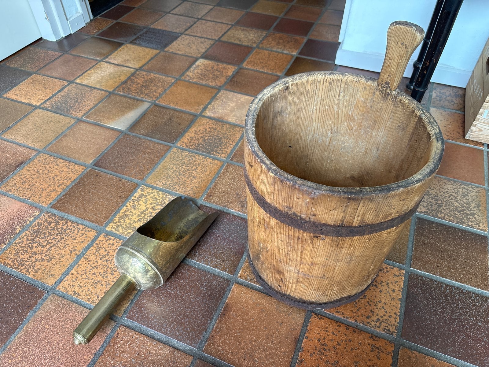 Antieke houten emmer met koperen schep, Antiek en Kunst, Ophalen