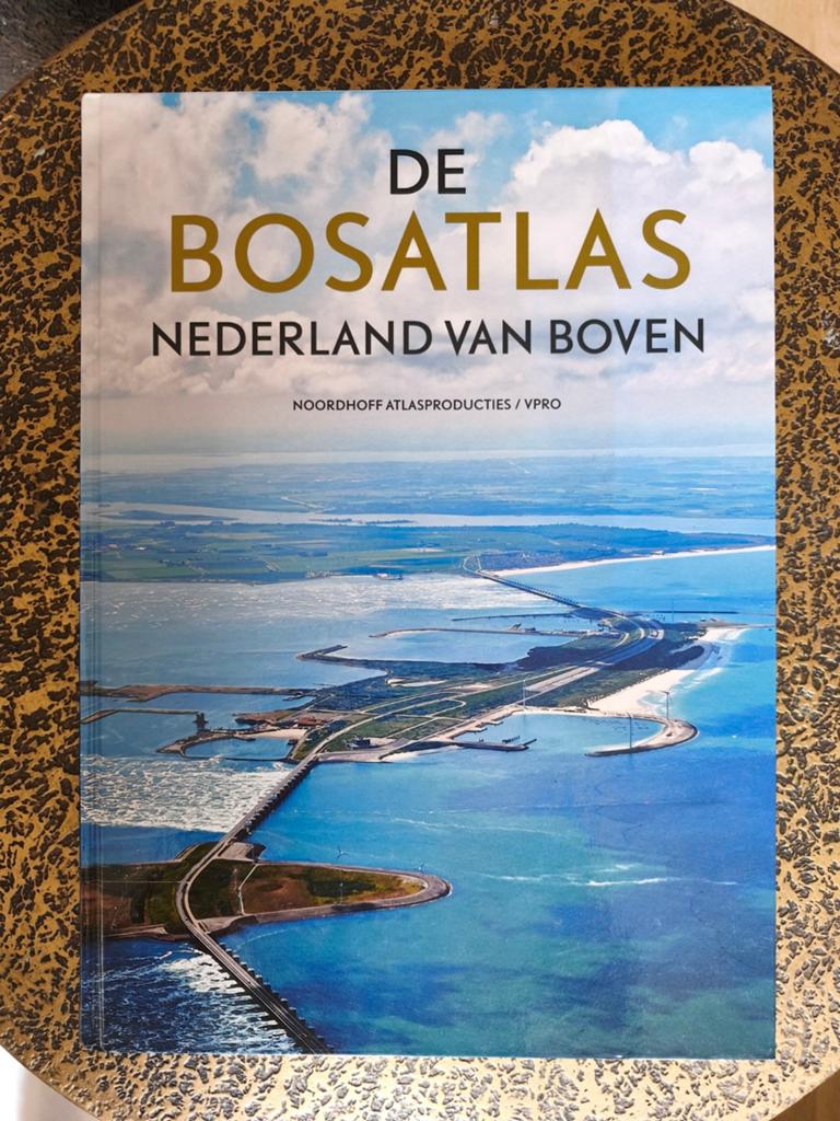 De Bosatlas Nederland van Boven - Prachtige Atlas, Boeken, Bosatlas, Ophalen of Verzenden, Zo goed als nieuw, Nederland