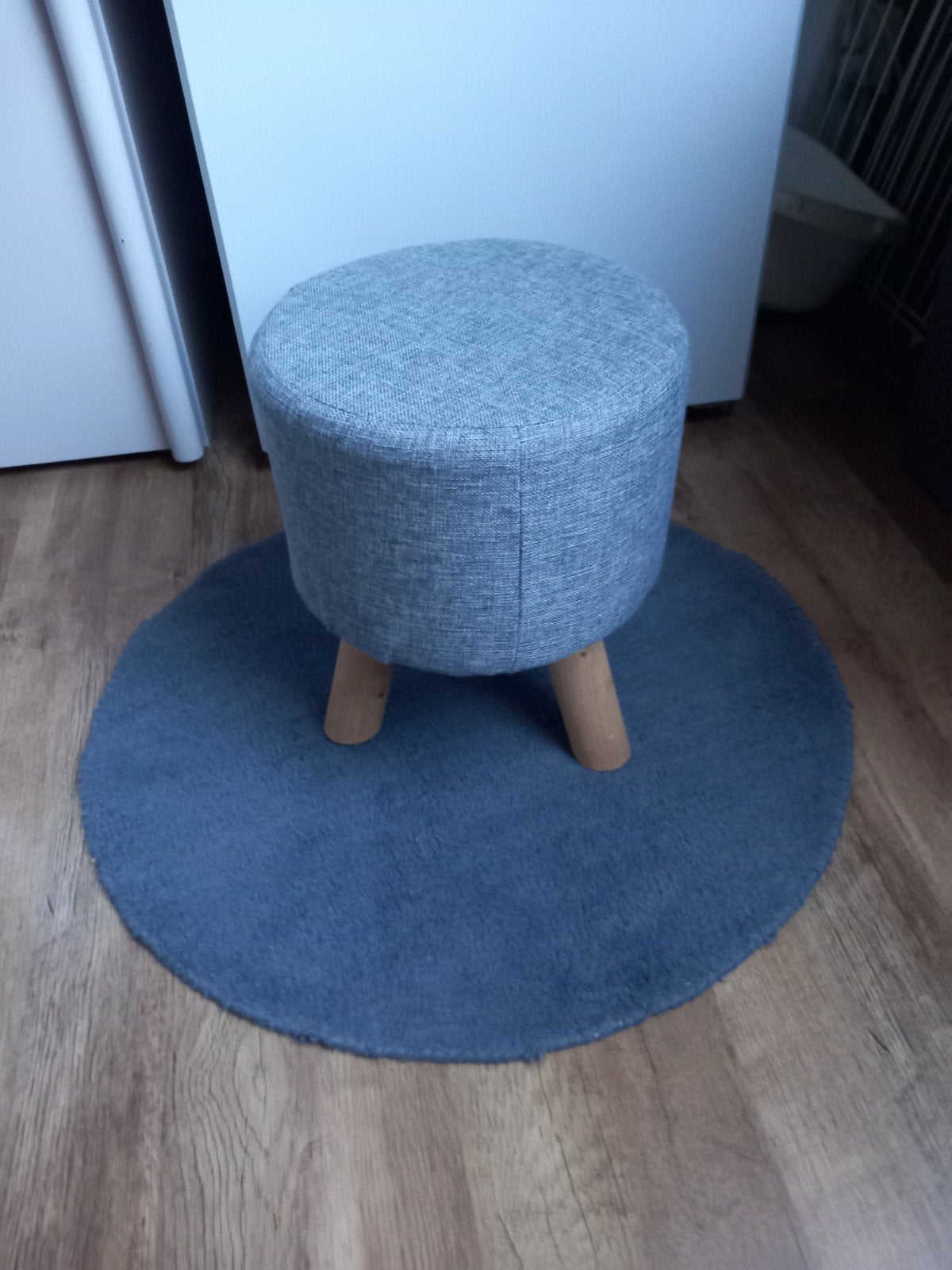 Grijs kleed en krukje, Huis en Inrichting, Krukjes, Ophalen, Zo goed als nieuw, Hout
