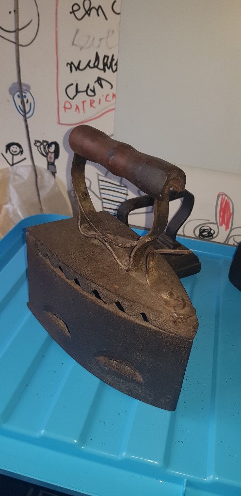 Oud stalen strijkijzer voor kolen (Z231-54), Antiek en Kunst, Ophalen of Verzenden