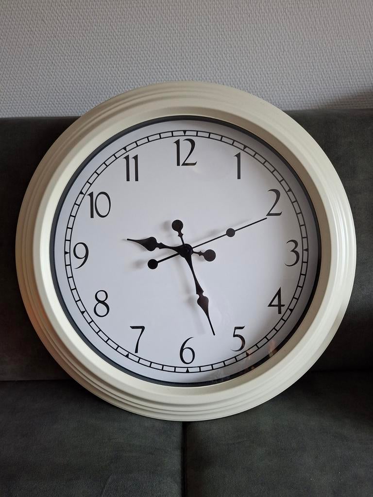 Mooie grote wandklok van IKEA, crème wit, Ophalen, Zo goed als nieuw, Analoog, Wandklok