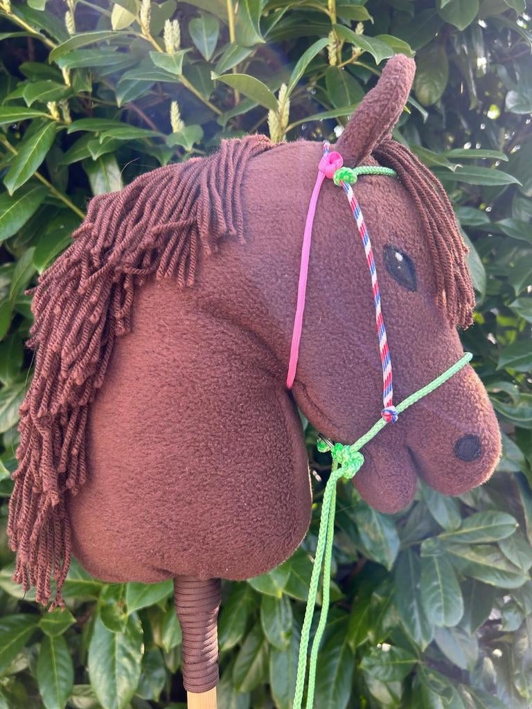 Bruin Hobbyhorse met accessoires., Ophalen, Zo goed als nieuw, Jongen of Meisje