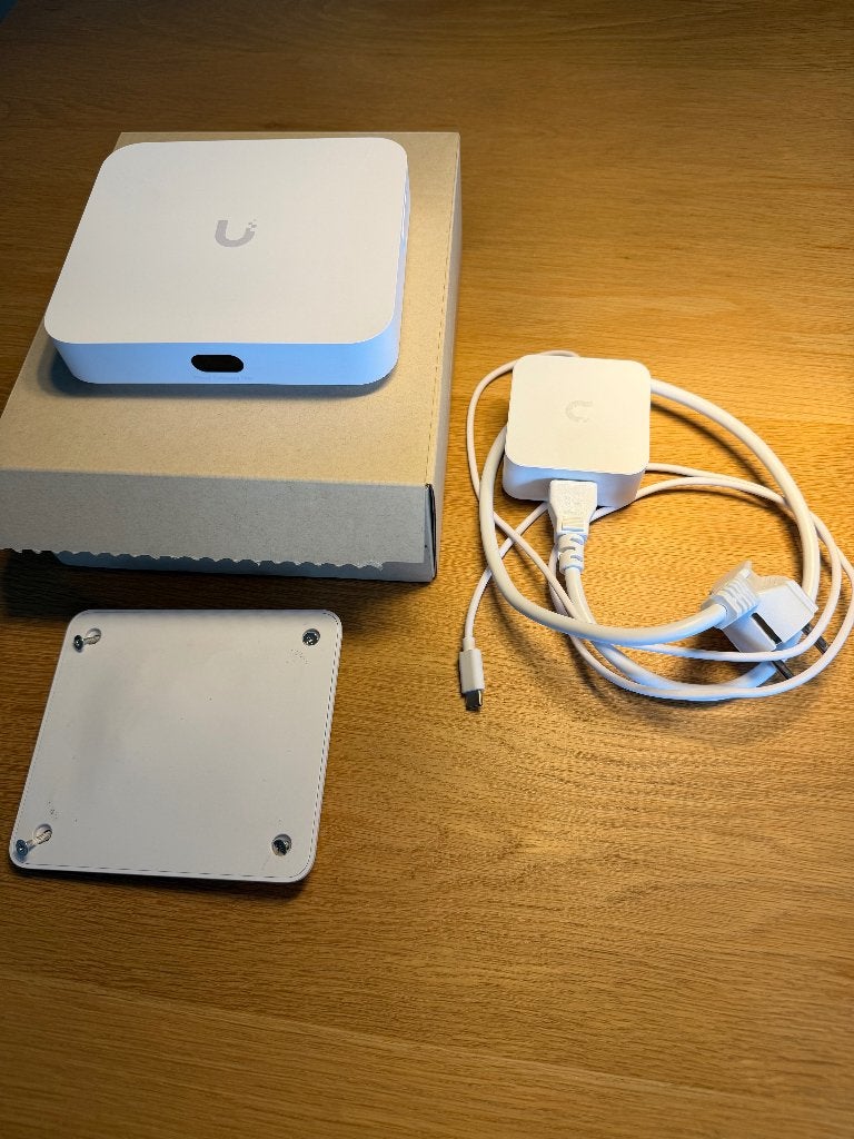 Unifi Cloud Gateway Max | 128gb | Floating mount, Computers en Software, Ophalen of Verzenden, Zo goed als nieuw, Router, Ubiquiti UniFi
