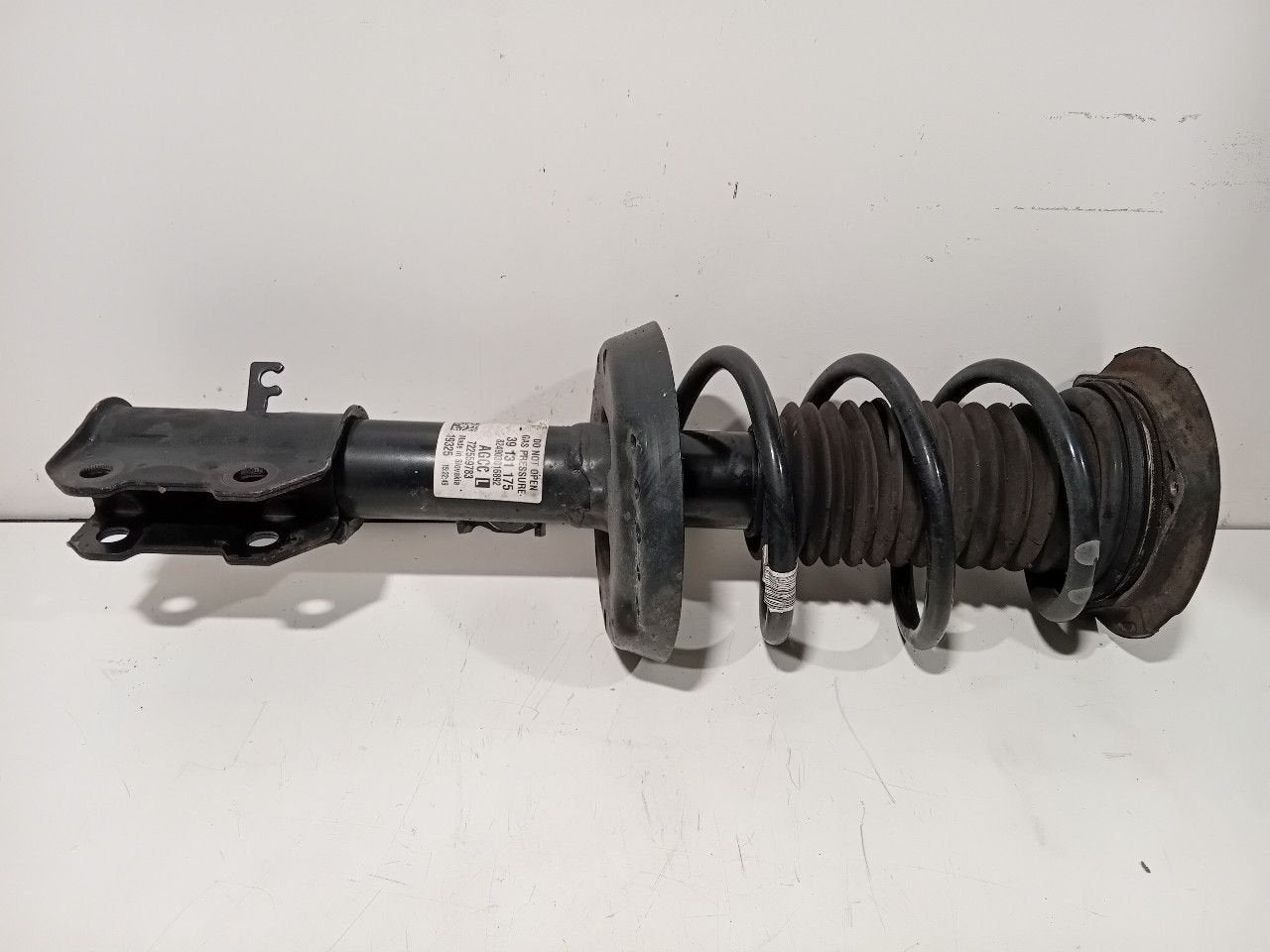 Veerpoot links voor Opel Astra, Onderdelen@venauto.nl, Van der Ven Autorecycling B.V., Gebruikt, Ettenseweg 76, 4706 PB Roosendaal, The Netherlands