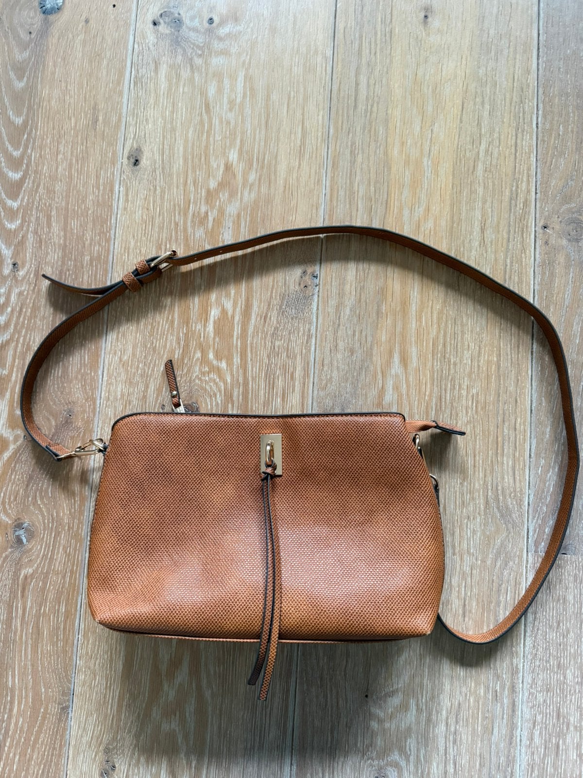 Misako Engri Kleine Schoudertas met Metallic Details, Sieraden, Tassen en Uiterlijk, Ophalen of Verzenden, Nieuw, Bruin, Schoudertasje