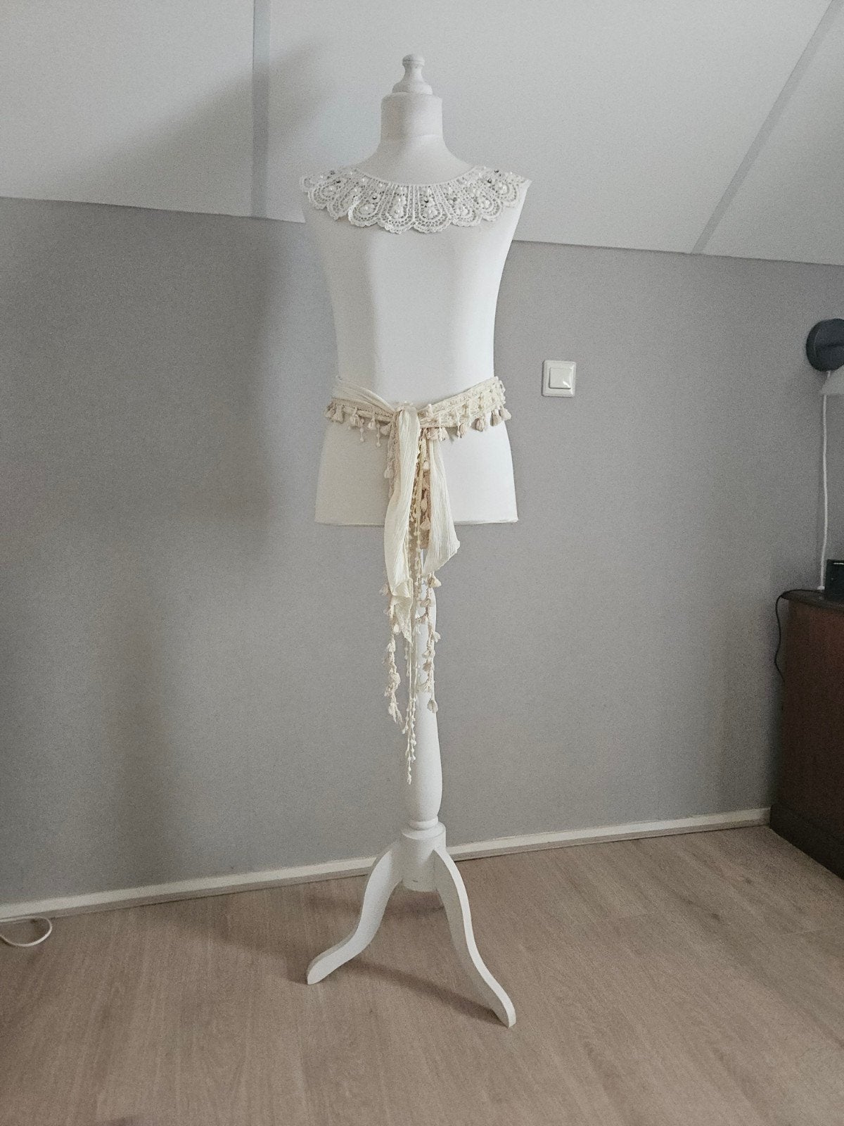 Decoratieve paspop met kanten details, Ophalen, Vintage, Gebruikt, Wit