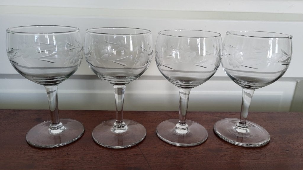 Gegraveerde glazen 4 stuks Hoogte 11,1 cm Doorsnede 6,3 cm, Antiek en Kunst, Antiek | Glas en Kristal, Ophalen