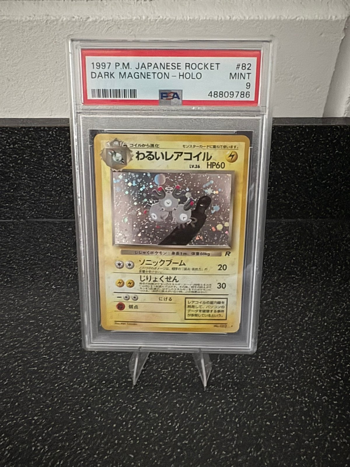 Dark Magneton #82 (1997) - PSA 9, Hobby en Vrije tijd, Verzamelkaartspellen | Pokémon, Ophalen of Verzenden, Zo goed als nieuw