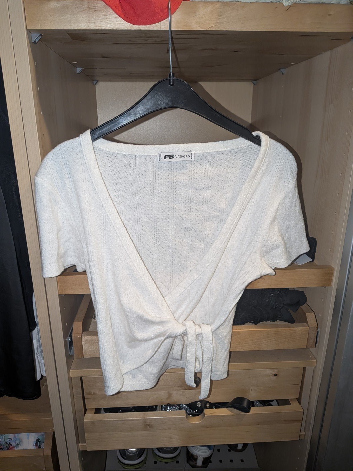 Mooie witte wikkel top maat XS van FB Sister, Kleding | Dames, Tops, Verzenden, Wit, Zo goed als nieuw, Korte mouw