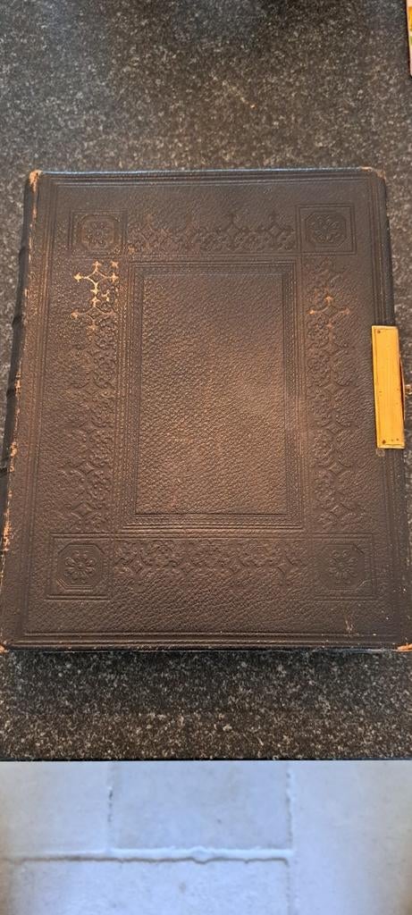 Antieke Bijbel met goudkleurig slot en reliëf, Antiek en Kunst, Antiek | Boeken en Bijbels, Ophalen of Verzenden, Onbekend