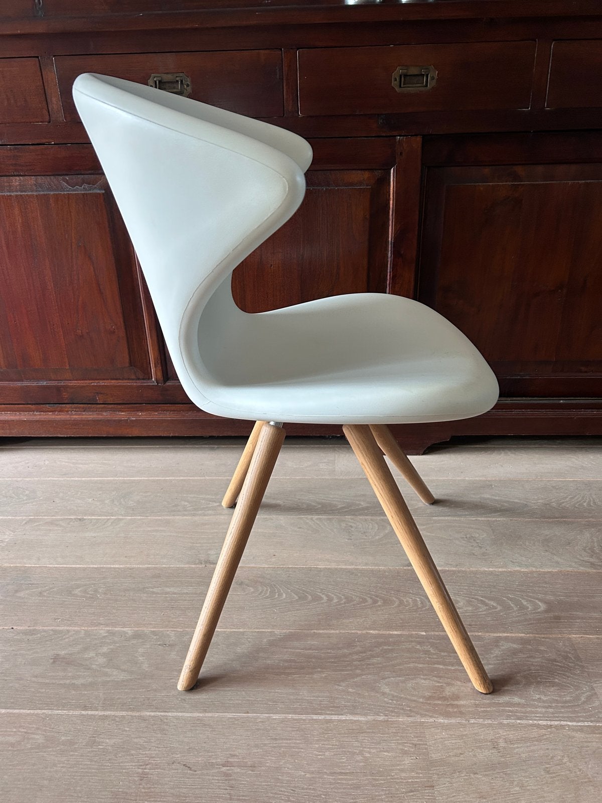 Tonon stoel 902.11 wit, soft touch, eikenhouten poten, Huis en Inrichting, Stoelen, Ophalen, Wit, Zo goed als nieuw, Eén