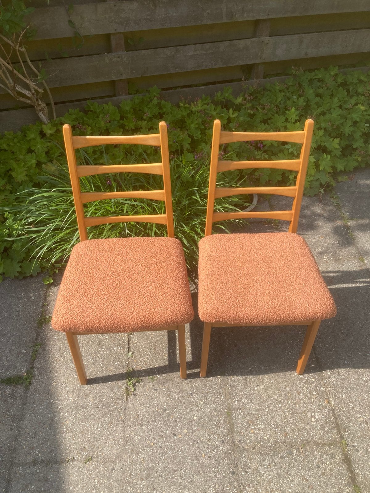 Twee nieuw gestoffeerde vintage stoelen, Antiek en Kunst, Ophalen