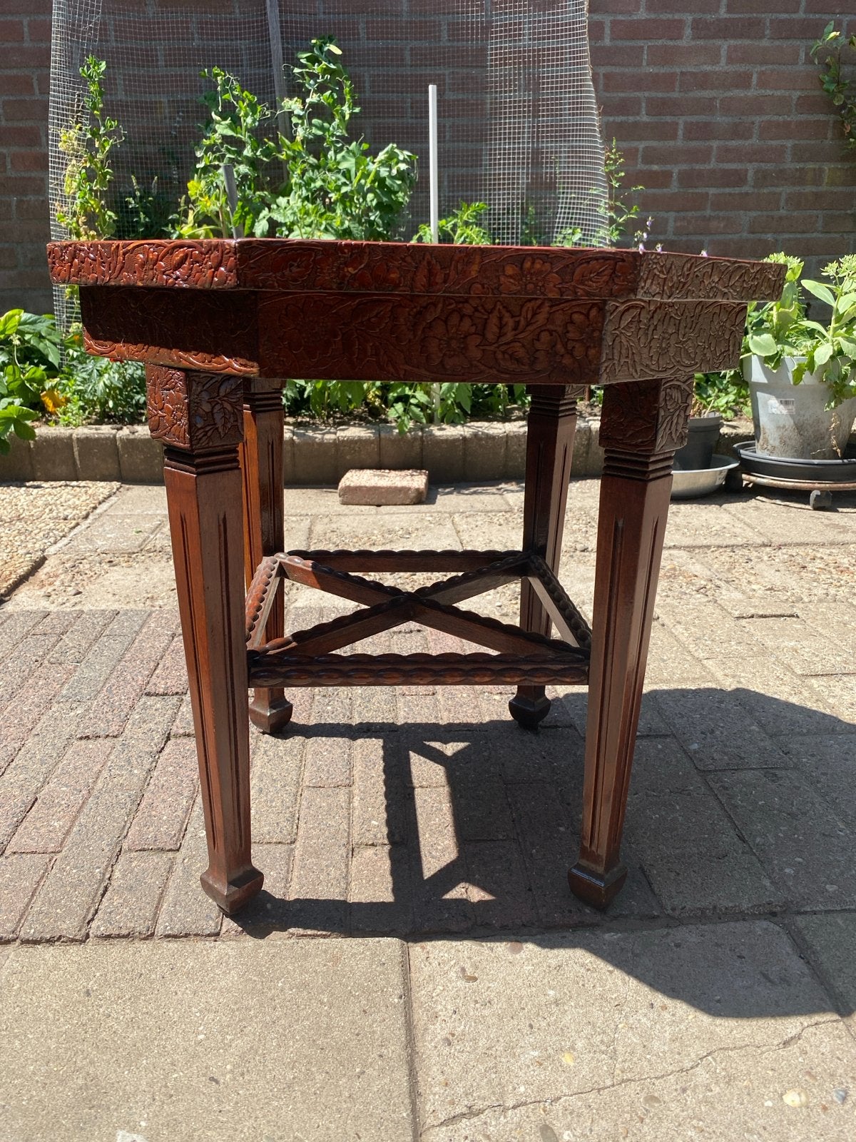 Antieke achthoekige bijzettafel met houtsnijwerk, Antiek en Kunst, Ophalen
