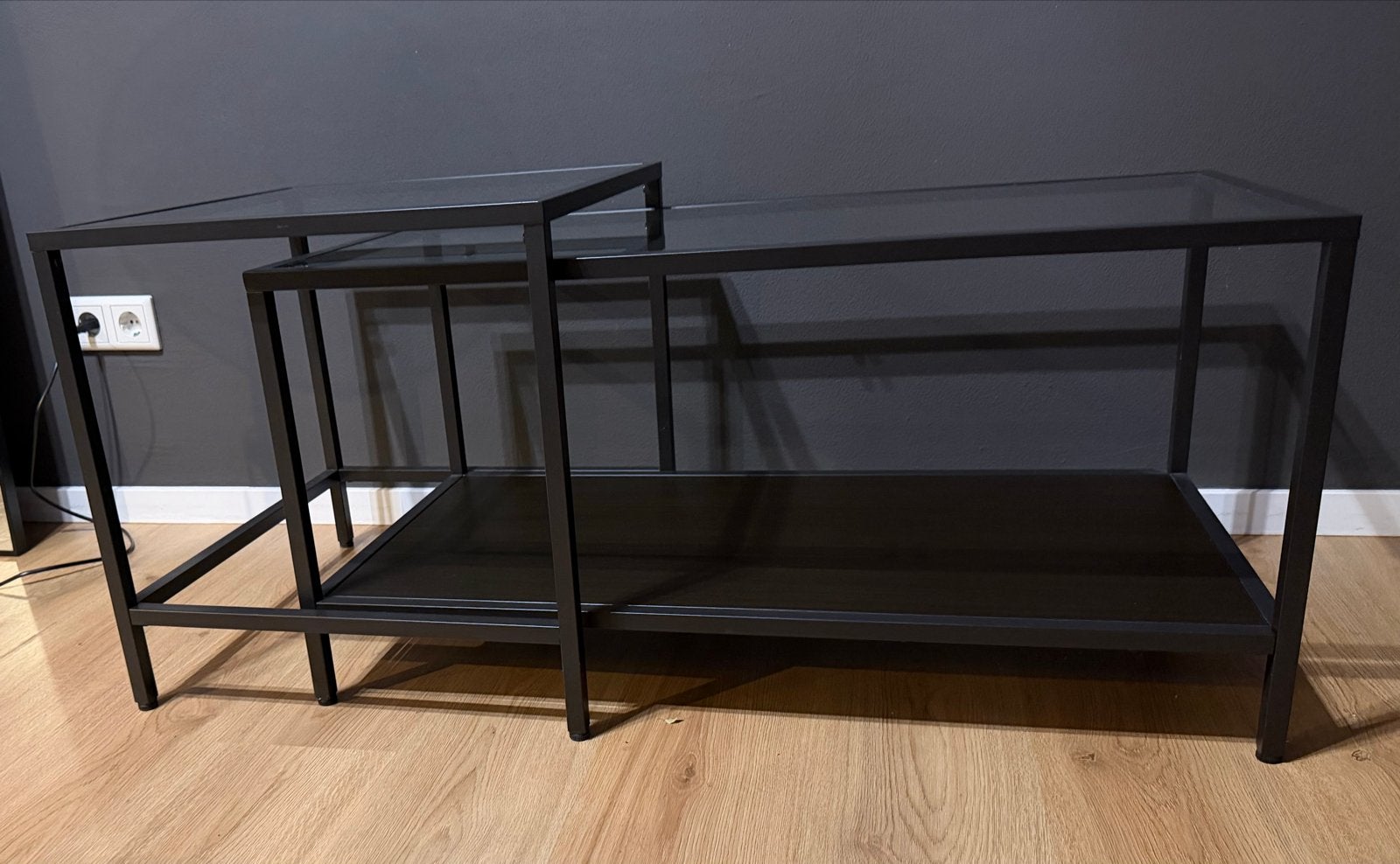 Moderne salontafel met glazen blad en metalen frame, Huis en Inrichting, Tafels | Salontafels, Ophalen, 50 – 75, Gebruikt, 100 tot 150 cm
