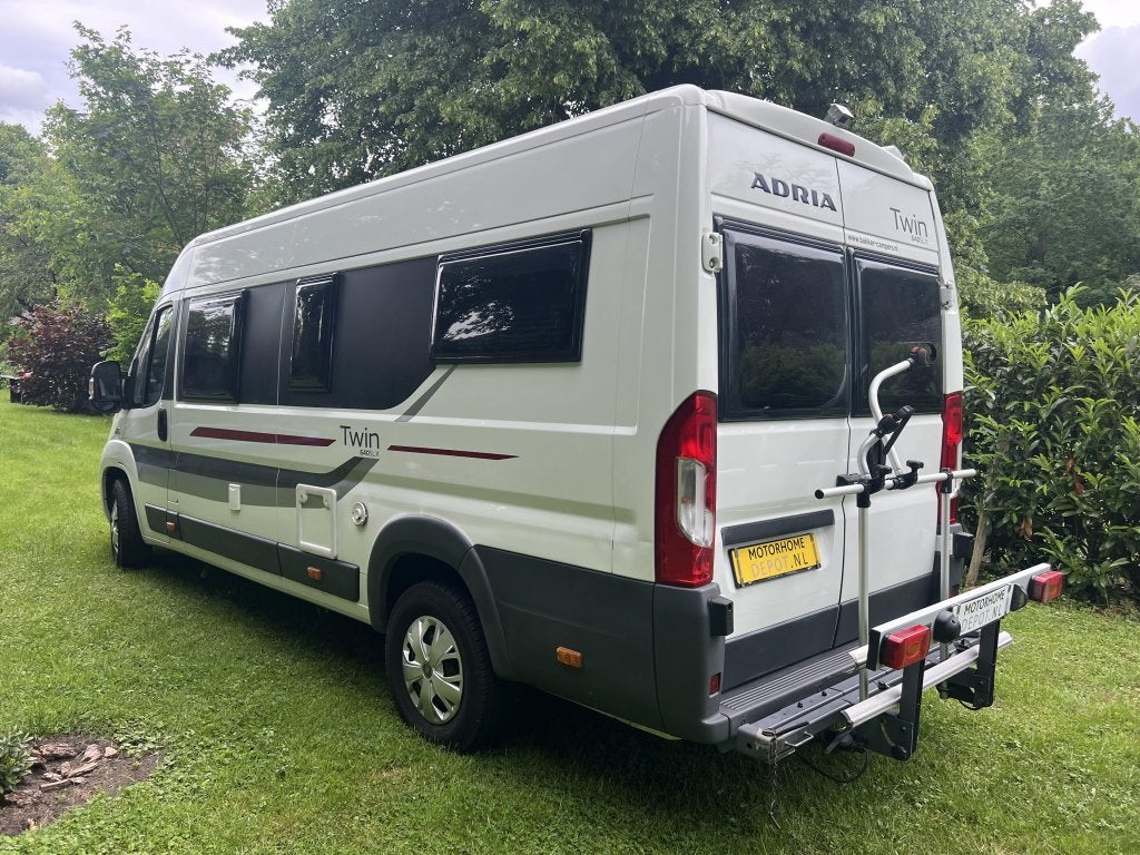 Adria Twin 640 SLX | E5 | Luchtvering | Enkele bedden, Caravans en Kamperen, Campers, Buscamper of Camperbus, Fiat, 6 tot 7 meter