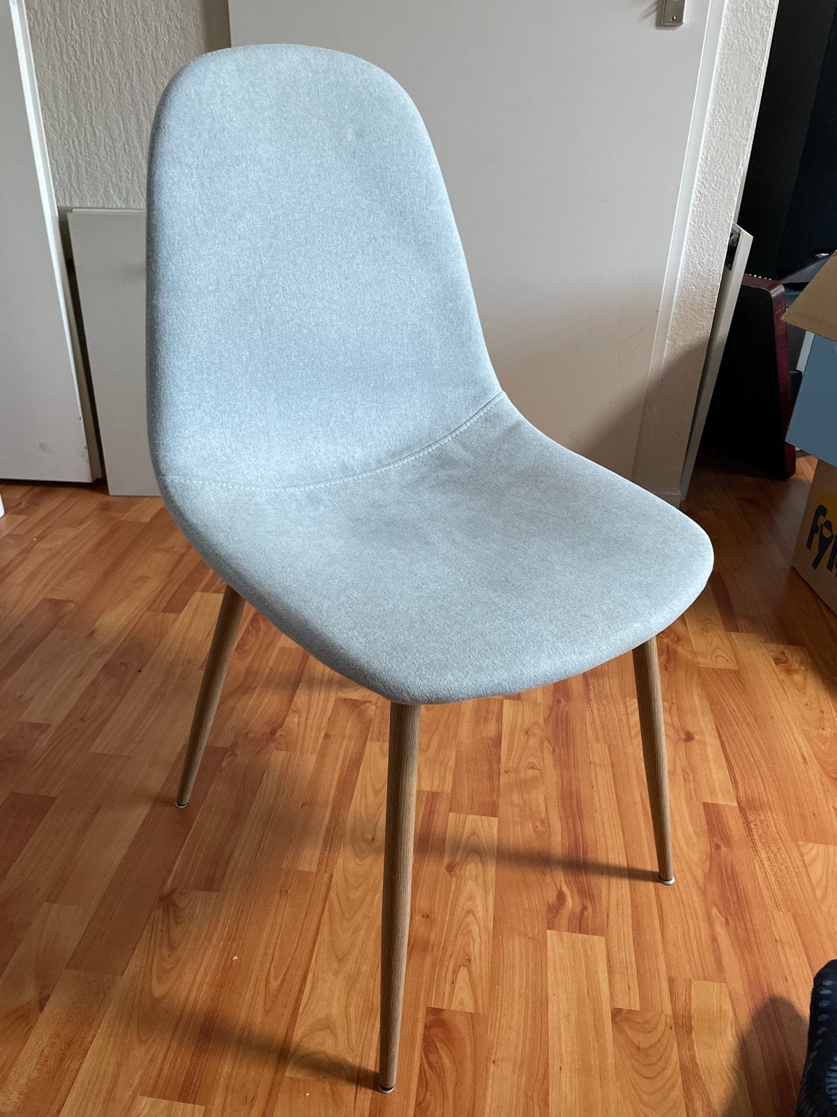 4 eetkamerstoelen - 3 lichtgrijs/blauwig, 1 donkergrijs, Ophalen, Gebruikt, Vier, Stof