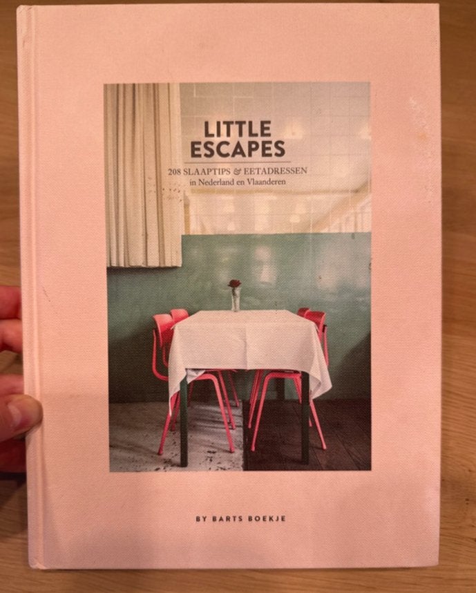 Maartje Diepstraten - Little escapes, Maartje Diepstraten, Ophalen of Verzenden, Zo goed als nieuw, Hotel- of Restaurantgids