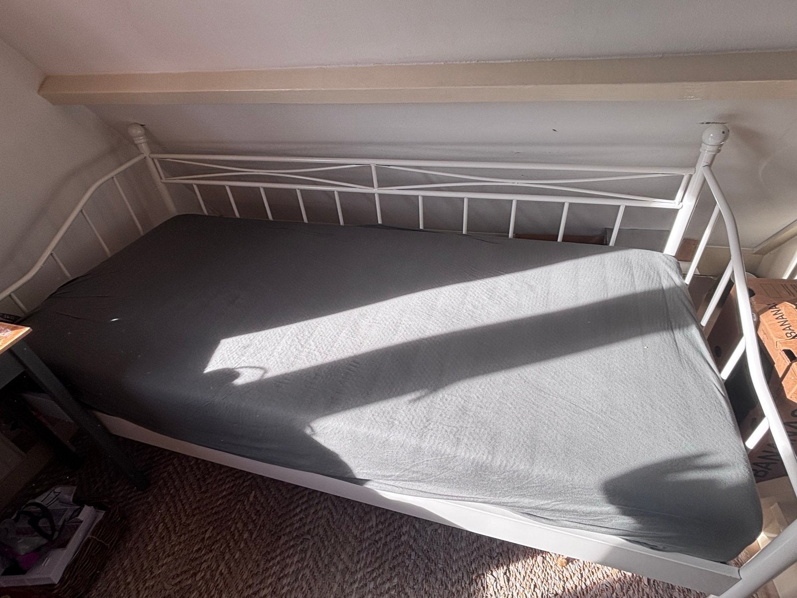Wit eenpersoonsbed met metalen frame, Ophalen, Gebruikt, 90 cm, Eenpersoons