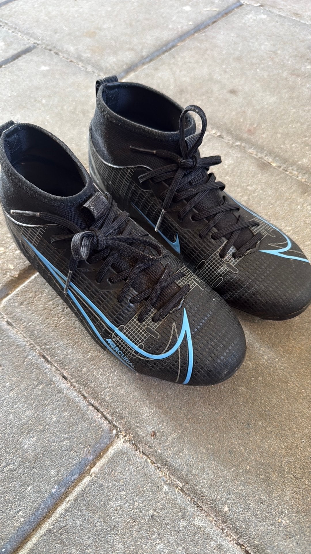 Nike voetbalschoenen maat 35, Maat XS of kleiner, Ophalen, Zo goed als nieuw, Schoenen