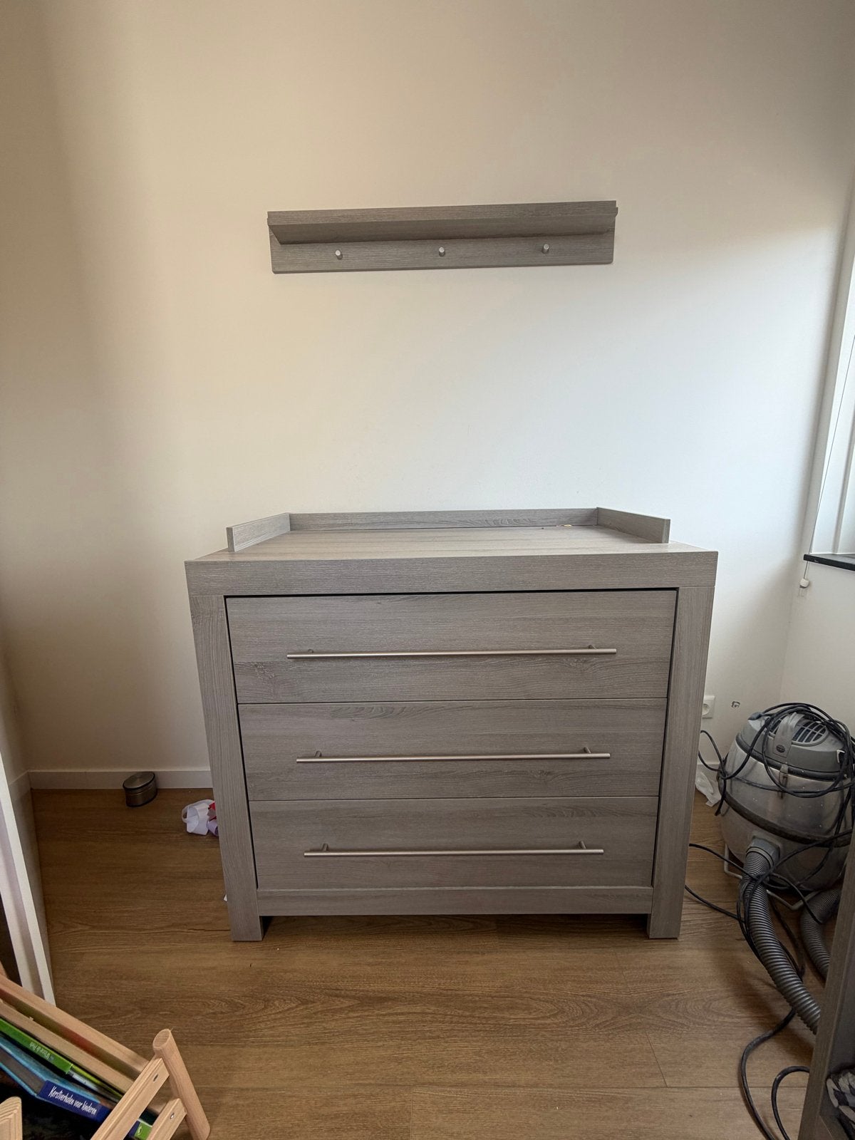 Gratis Commode met 3 lades en opstaande rand incl wandplank, Ophalen, Gebruikt, 50 tot 70 cm, 75 tot 100 cm