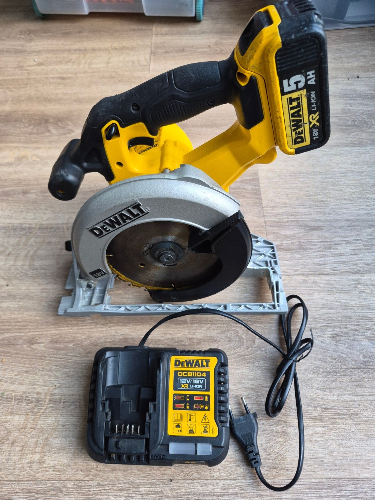 DeWalt DCS391 Cirkelzaag met lader en 5Ah accu, Ophalen of Verzenden, 1200 watt of meer, Cirkelzaag, 30 tot 70 mm