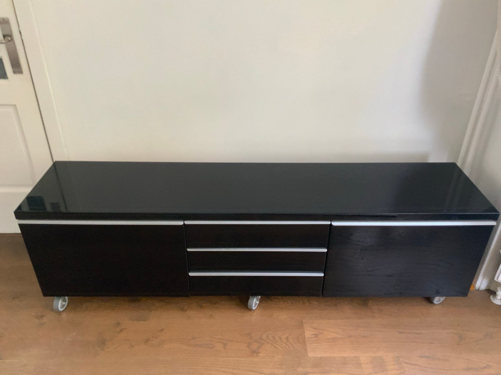 Zwart TV-meubel met lades en wieltjes, Huis en Inrichting, Ophalen, Gebruikt, 150 tot 200 cm, Minder dan 100 cm