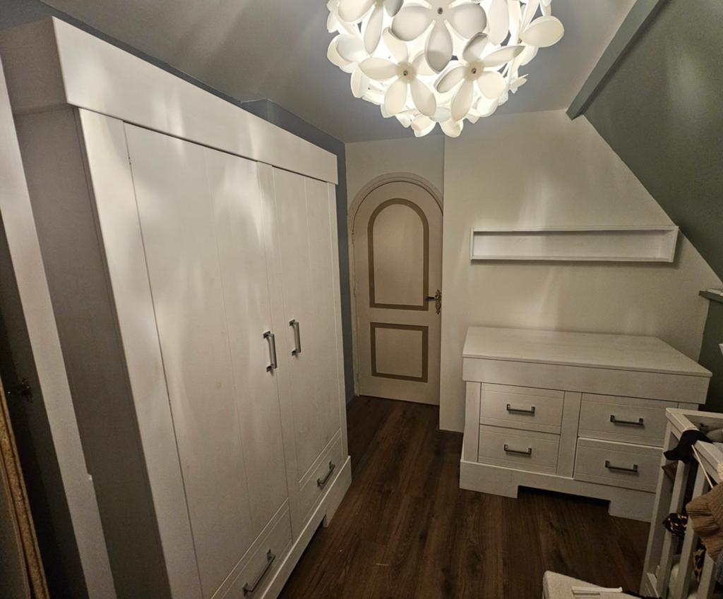 Complete Babykamer: Bedje, Kledingkast, Commode & Plankje, Kinderen en Baby's, Kinderkamer | Complete kinderkamers, Ophalen, Gebruikt