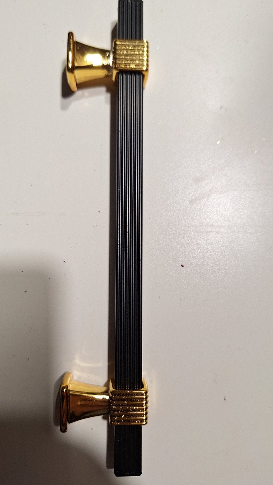 20 nieuwe zwarte met gouden handgrepen voor kasten en lades, Ophalen of Verzenden, Nieuw, 100 tot 250 mm, Schroeven