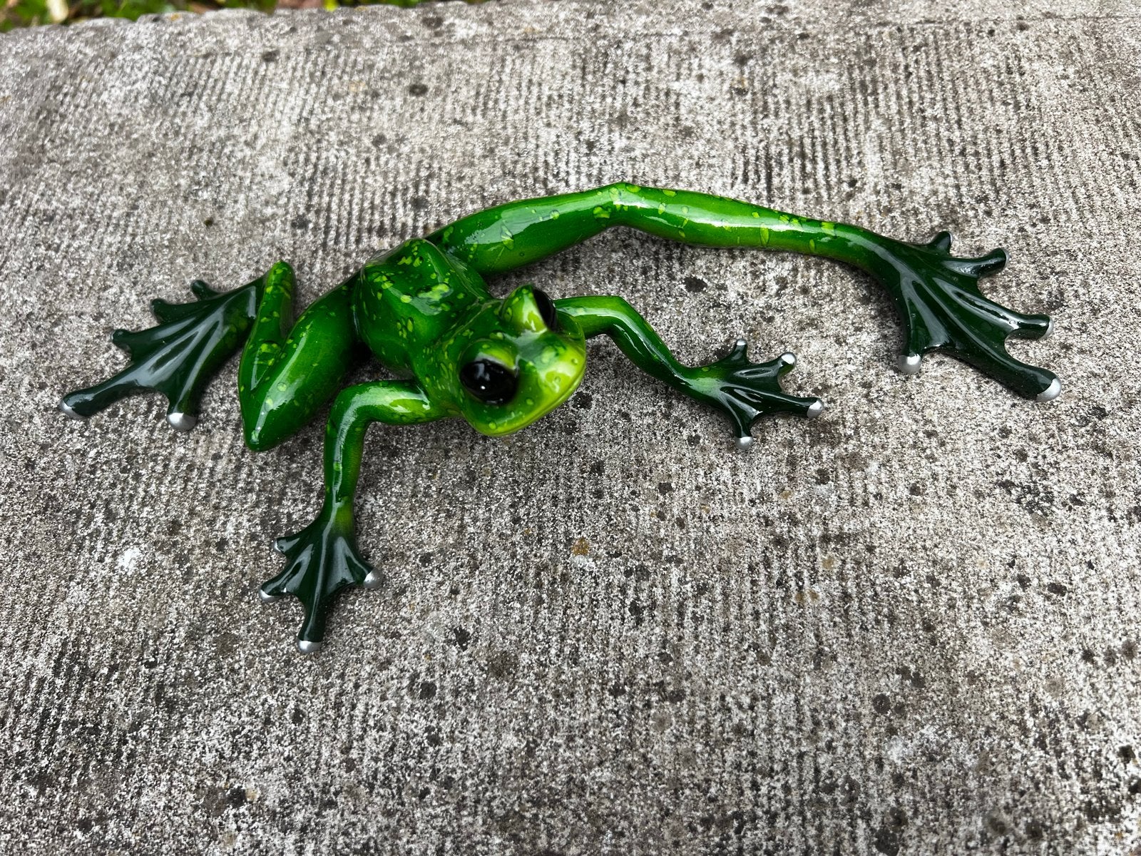 Groene kikker sculptuur - Decoratief beeldje Formano kikker, Antiek en Kunst, Overige onderwerpen, Kunststof, Ophalen of Verzenden