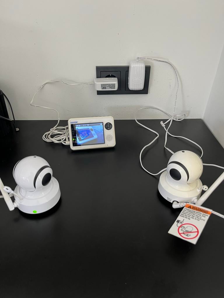 Luvion essential: Babyfoon met 2 camera's, Kinderen en Baby's, Babyfoons, Ophalen, Gebruikt, Minder dan 100 meter, Camera
