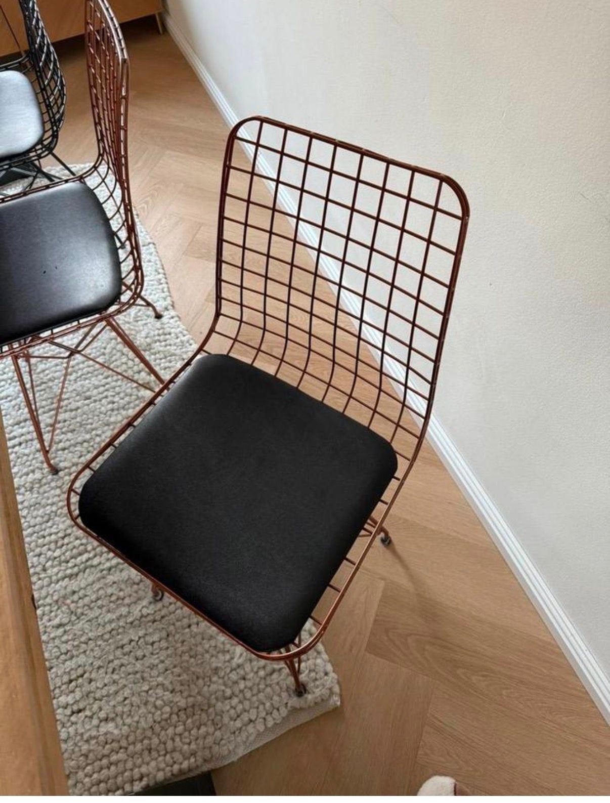 Moderne 2 draadstoelen met zwart kussen - Zo goed als nieuw, Ophalen, Overige kleuren, Zo goed als nieuw, Metaal