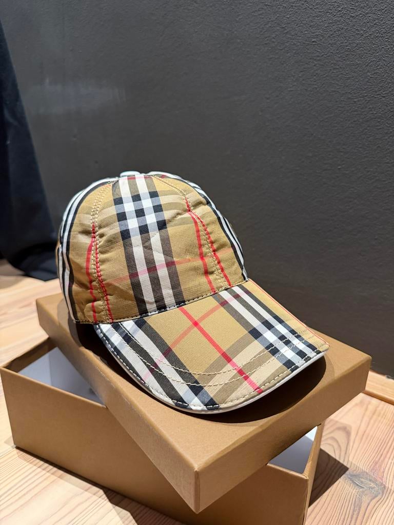 Burberry Pet met Iconisch Ruitpatroon - Zo goed als nieuw, Ophalen of Verzenden, Nieuw zonder kaartje, M, Overige merken