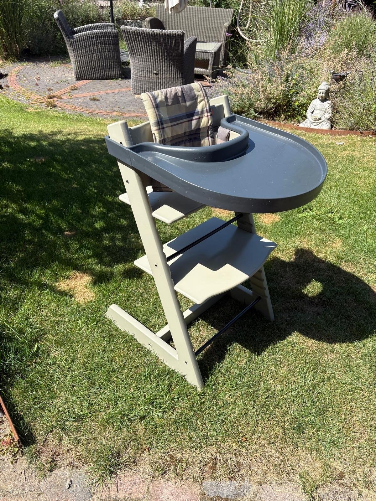 Stokke kinderstoel met babyset, tray en kussentjes, Ophalen, Gebruikt, Meegroeistoel, Afneembaar eetblad