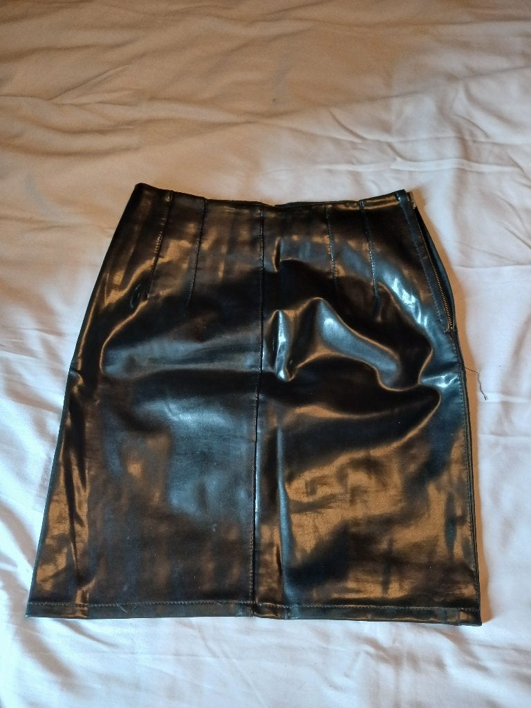glimmend zwarte PVC rok van Beth Bloem met maat 1, Beth Bloem, Zwart, Ophalen of Verzenden, Zo goed als nieuw