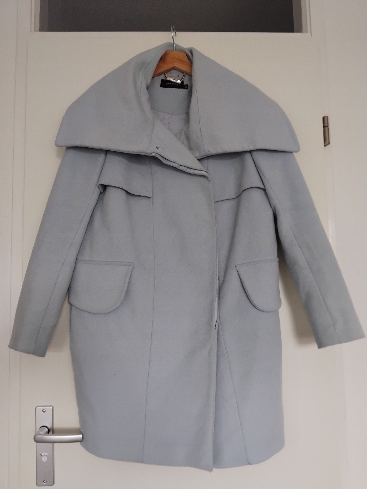 Karen Millen lichtblauwe wollen  jas met grote kraag, Maat 38/40 (M), Karen Millen, Blauw, Ophalen of Verzenden
